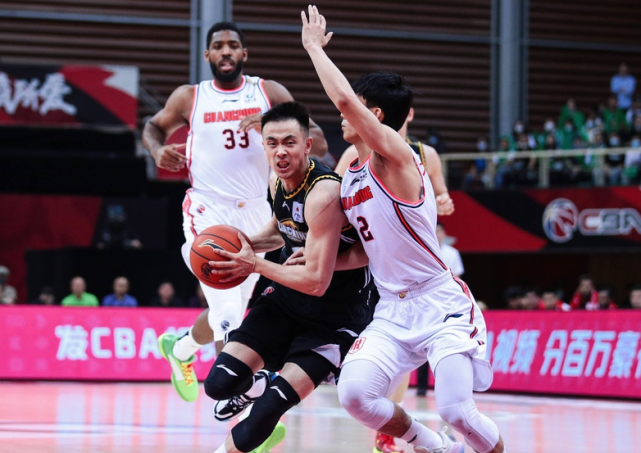 亚冠倒计时，山东男篮今晨复出首秀，细节引发关注，引发热议，临场指挥获称赞的简单介绍