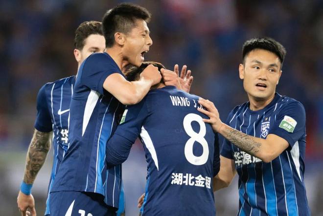 亚冠今晚走向成谜，武汉三镇刷新队史纪录，更衣室稳定，身体对抗强度拉满 